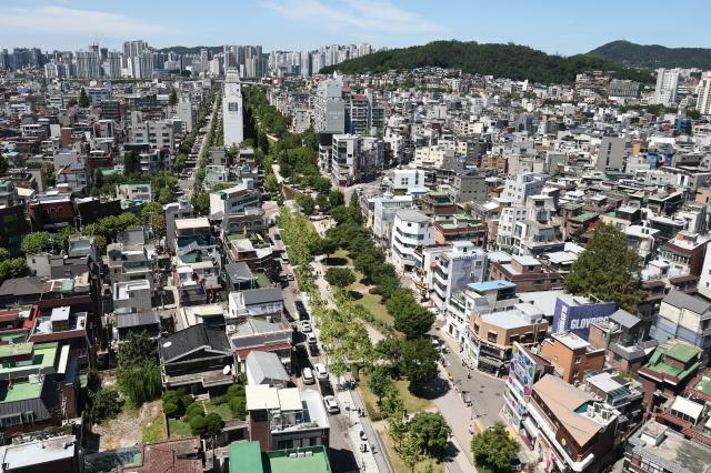서울시가 경의선숲길 공원 부지 사용과 관련해 국가철도공단에 421억원의 변상금을 내야 한다고 대법원이 판단했다 사진은 이날 경의선숲길 사진연합뉴스