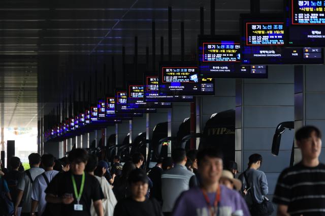 Samsung Electronics employees at Pyeongtaek take shuttle bus that take them to all parts of Seoul and Gyeonggi Province AJP Han Jun-gu