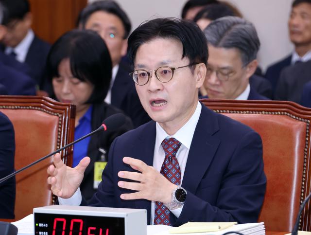 김정관 산업통상부 장관이 12일 국회에서 열린 산업통상자원중소벤처기업위원회 1차 전체회의에서 위원들의 질문에 답하고 있다 사진연합뉴스