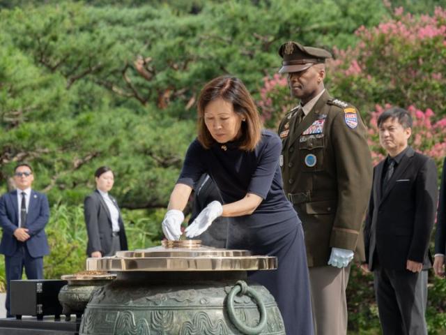 Lee accepts credentials of US Ambassador Steel and others 