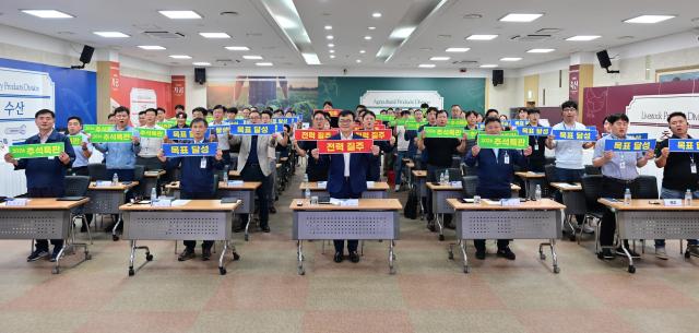 12일 서울 서초구 농협유통 대강당에서 열린 2026년 추석 특판 전략회의에서 이동근 대표이사앞줄 가운데 등 임직원들이 기념 촬영하고 있다사진농협유통