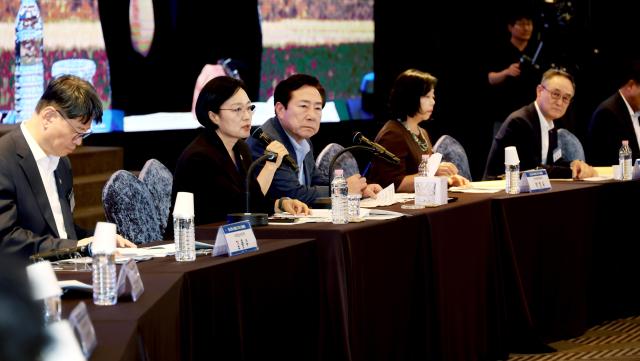 한성숙 국무총리왼쪽가 12일 서울 여의도 중소기업중앙회에서 열린 중소·벤처·스타트업 규제혁신 대토론회 모두발언에서 발언하고 있다 오른쪽은 김기문 중소기업중앙회장 