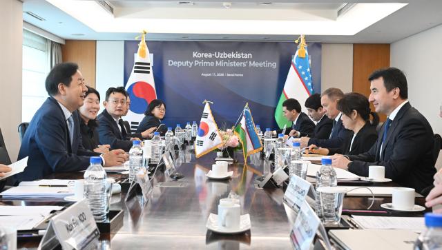 구윤철 부총리 겸 재정경제부 장관이 11일 서울 중구 롯데호텔에서 잠시드 호자예프 우즈벡 부총리와 면담하고 있다사진재경부
