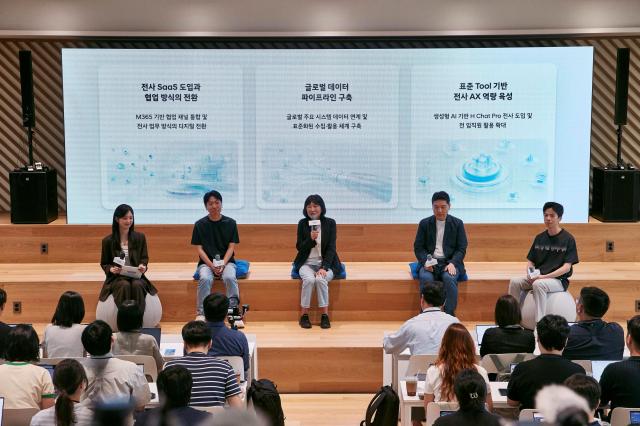 12일수 ‘현대차그룹 AX 성과 발표회’에서 왼쪽부터 현대차 제네시스고객경험팀 장영석 책임매니저 현대차·기아 ICT담당 진은숙 사장 정보보안2실 이상홍 상무 웹프론트엔드개발팀 서창윤 책임매니저가 발표하는 모습