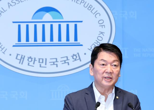 안철수 국민의힘 의원이 12일 국회 소통관에서 당의 쇄신과 관련한 입장을 밝히고 있다 사진연합뉴스