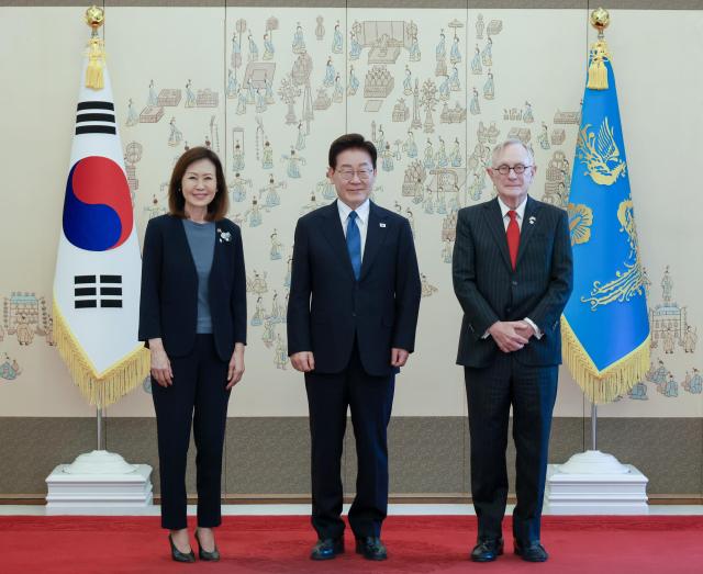 이재명 대통령이 12일 청와대에서 열린 주한대사 신임장 제정식에서 미셸 스틸 미국대사 부부와 기념촬영을 하고 있다 사진연합뉴스