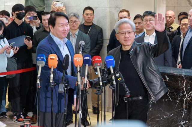 최태원 SK그룹 회장과 젠슨 황 엔비디아 최고경영자CEO이 지난 6월 8일 오전 서울 종로구 SK서린빌딩에서 엔비디아-SK 협력 관련 언론브리핑을 마치고 악수를 하고 있다 사진유대길 기자