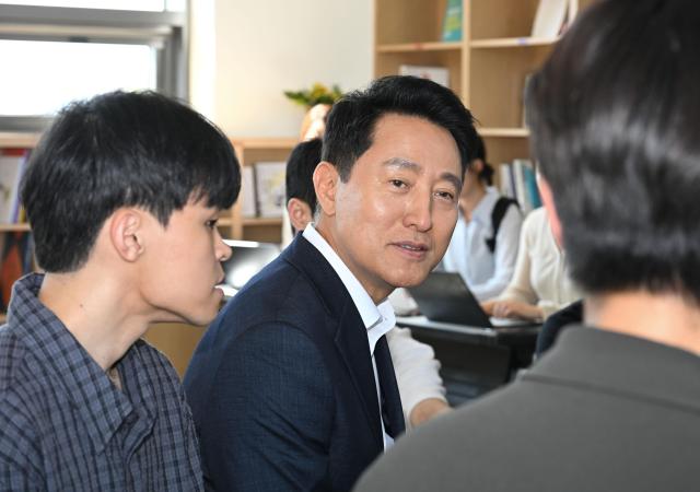 오세훈 서울시장이 12일 서울 구로구 개봉 세이지움 청년안심주택을 방문해 입주 청년들과 간담회를 하고 있다  사진연합뉴스