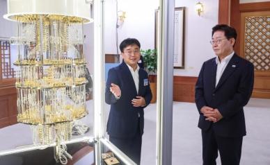 李在明参观量子计算机模型