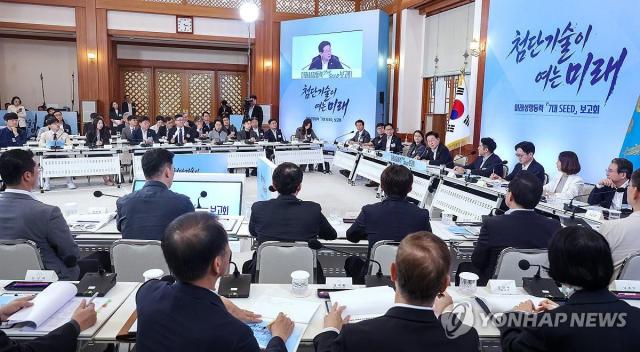 Hội nghị Báo cáo “7 SEED” về các động lực tăng trưởng tương lai
Seoul  Yonhap Hội nghị Báo cáo “7 SEED” về các động lực tăng trưởng tương lai do Tổng thống Lee Jae Myung chủ trì đang diễn ra tại Nhà Xanh ngày 1282026 Đoàn phóng viên ảnh Nhà Xanh