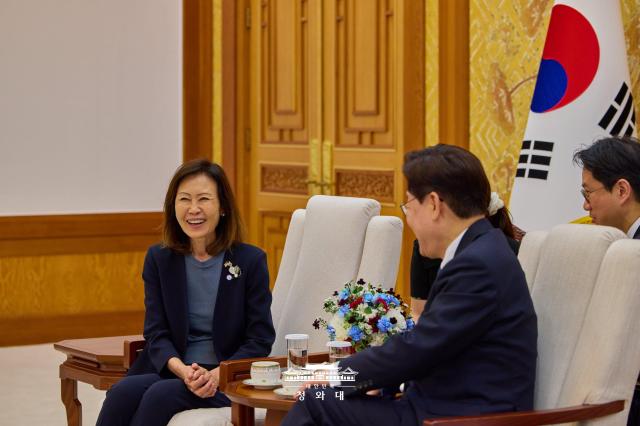 Lee accepts credentials of US Ambassador Steel and others 