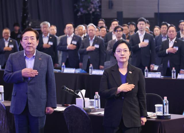 한성숙 국무총리가 12일 서울 영등포구 중소기업중앙회에서 열린 중소ㆍ벤처ㆍ스타트업 규제혁신 대토론회에 참석 김기문 중소기업중앙회장 등 참석자들과 국기에 경례하고 있다 사진연합뉴스