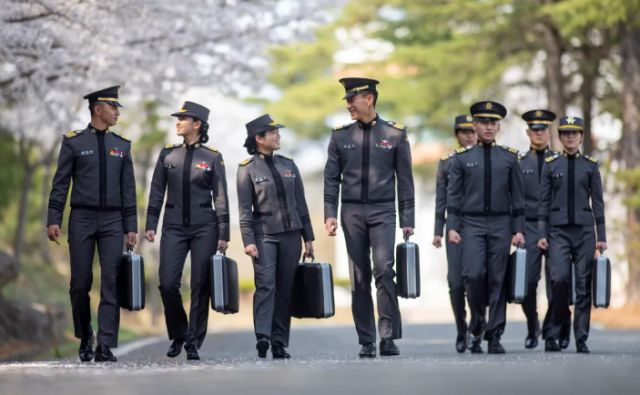 Military academy alumni urge defense minister to reconsider three-school merger
