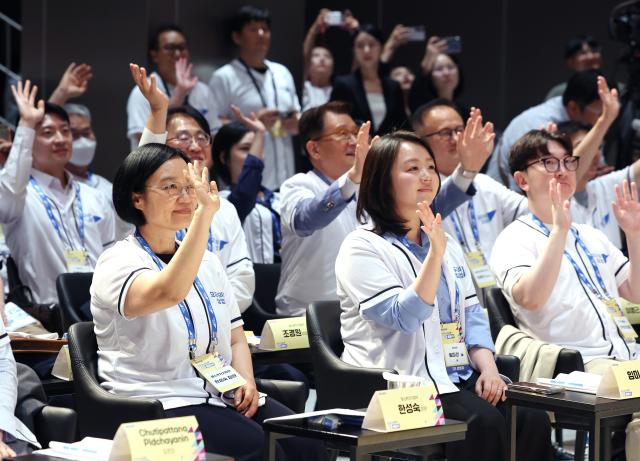 지난 6월 16일 서울 서교동 SVC 서울에서 열린 모두의 창업 1기 출범식에서 참가자들이 화면에 비춰진 다른 지역 참가자들을 향해 손을 흔들고 있다 사진연합뉴스