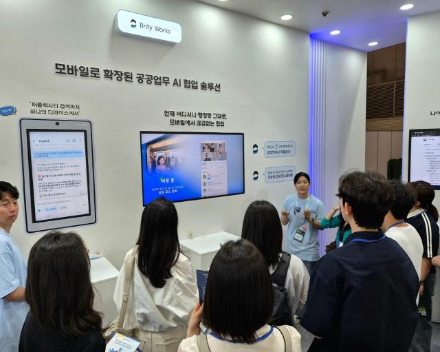 지난 6월 23일 열린 2026 공공 AI 박람회의 삼성SDS 브리티웍스 부스에서 관람객들이 브리티웍스에 대한 설명을 듣고 있다 사진삼성SDS