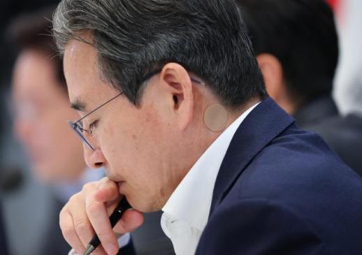 17일 만에 SNS 재개한 靑 정책실장 내일 돈 벌 산업 키워야