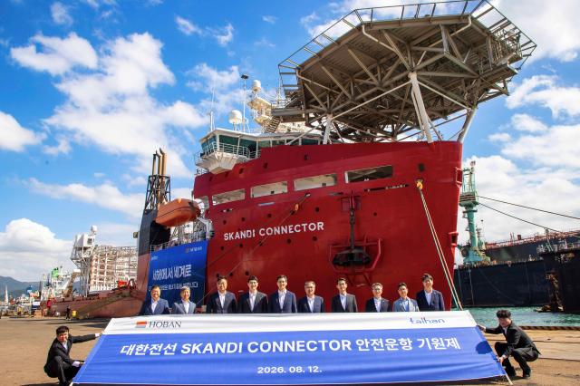 대한전선은 지난 12일 부산 감천항의 오리엔트조선소에서 해저케이블 CLVCable Laying Vessel 포설선 ‘스칸디 커넥터Skandi Connector’호의 안전운항기원제를 개최했다고 13일 밝혔다 왼쪽 네 번째부터 김민성 호반그룹 부사장 김대헌 호반그룹 기획총괄사장 송종민 대한전선 부회장 김준석 대한전선 부사장 사진대한전선
