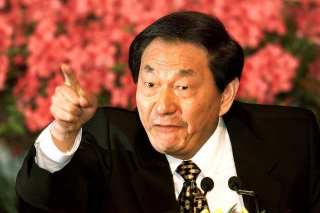 주룽지 전 총리가 2000년 전국인민대표대회에서 발언하고 있다 사진AP연합뉴스