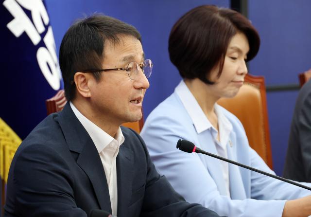 더불어민주당 한병도 당 대표 직무대행 겸 원내대표가 12일 국회에서 열린 원내대책회의에서 발언하고 있다사진연합뉴스