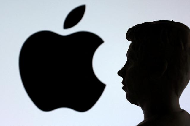 Apple negocia con medios de comunicación el uso de contenidos para fortalecer función de noticias de Siri AI, con presupuesto de cientos de millones de dólares