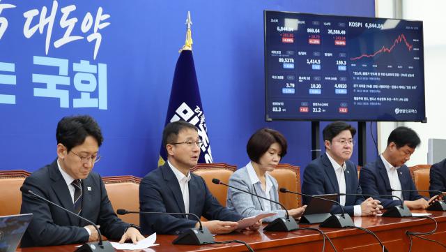 더불어민주당 한병도 당 대표 직무대행 겸 원내대표가 13일 국회에서 열린 정책조정회의에서 발언하고 있다사진연합뉴스