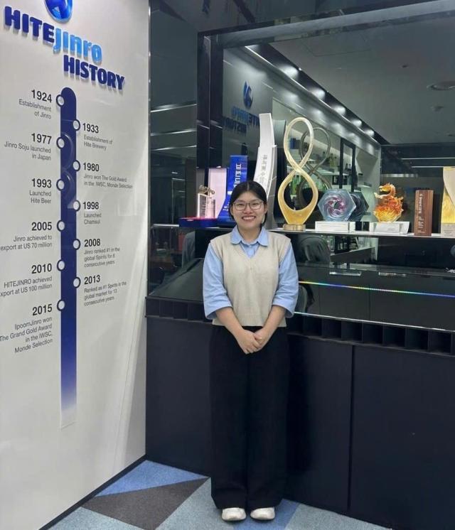 HiteJinro tuyển sinh viên Việt Nam từng nhận học bổng vào làm nhân viên mới
Hoàng Diệu Linh 23 tuổi người đã nhận học bổng của HiteJinro và gia nhập nhà máy của công ty tại Việt Nam trong năm nay
Hoàng Diệu Linh cung cấp