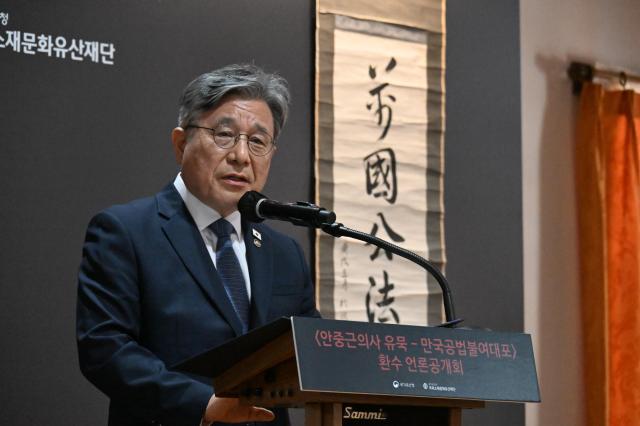 허민 국가유산청장이 13일 서울 중국 덕수궁에서 열린 안중근의사 유묵 - 만국공법불여대포萬國公法不如大砲 언론공개회에서 인사말을 하고 있다 사진국가유산청