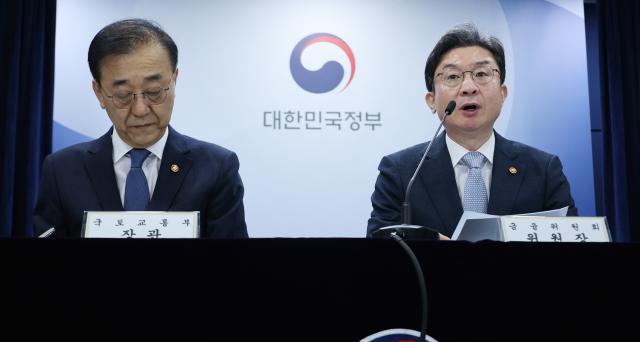 이억원 금융위원회 위원장왼쪽이 13일 서울 종로구 정부서울청사에서 전월세 및 매매시장 안정을 위한 주택 신속공급 방안 및 부동산 시장 안정을 위한 금융 종합대책을 발표하고  있다 사진연합뉴스