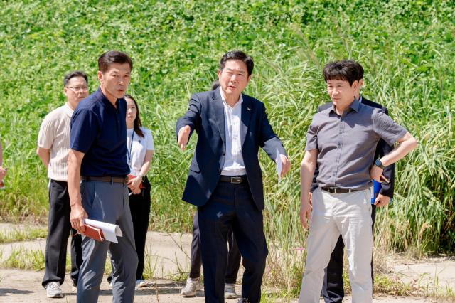 조용호 오산시장이 12일 가장산업단지 및 서랑저수지 공영주차장 조성 공사 현장을 점검하고 있다 사진오산시