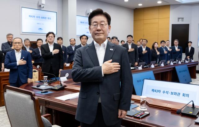 이재명 대통령이 13일 청와대에서 열린 수석보좌관회의에서 국민의례를 하고 있다 사진연합뉴스