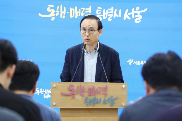 명노준 서울시 주택실장이 13일 서울시청에서 813 을 하고 있다 
