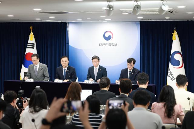 김윤덕 국토교통부 장관이 13일 ‘전월세 및 매매시장 안정을 위한 주택 신속공급 방안’ 브리핑을 하고 있다 사진은 왼쪽부터 이형일 재정경제부 1차관 김윤덕 국토교통부 장관 이억원 금융위원장 임기근 국무조정실장 사진국토교통부