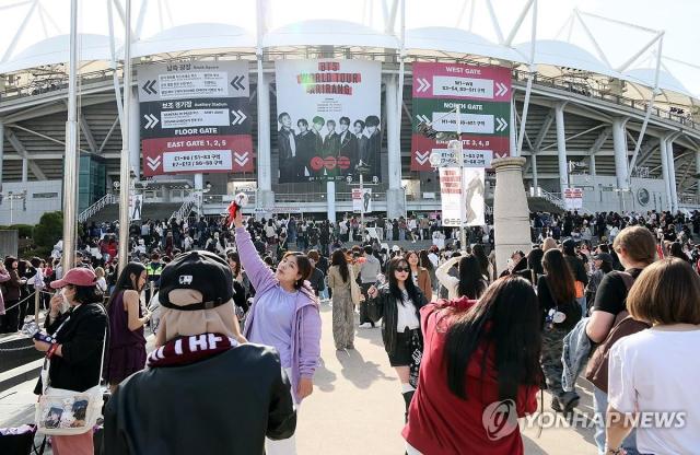 Các ARMY tận hưởng khoảnh khắc
Goyang  Yonhap Ngày 124 các fan ARMY đang tận hưởng những khoảnh khắc tại khu vực trước Sân vận động tổng hợp Goyang tỉnh Gyeonggi nơi diễn ra buổi biểu diễn của nhóm BTS 