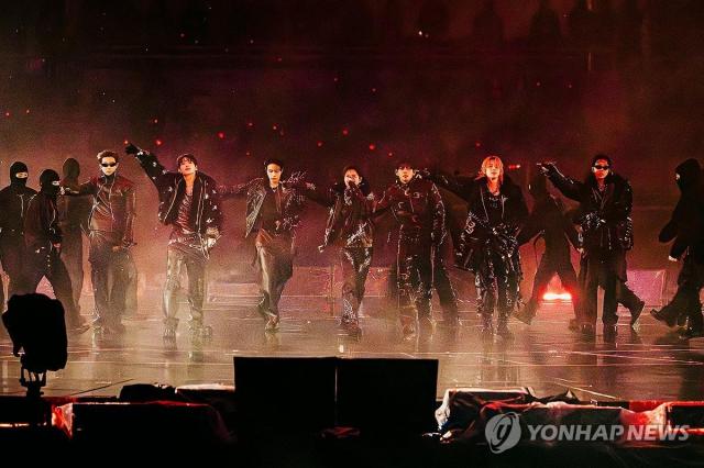 S biểu diễn tại Goyang
Seoul  Yonhap Nhóm BTS đang biểu diễn trong khuôn khổ world tour “Arirang” tại sân khấu chính của Sân vận động tổng hợp Goyang quận Ilsanseo-gu thành phố Goyang ngày 114 2026411 BigHit Music cung cấp