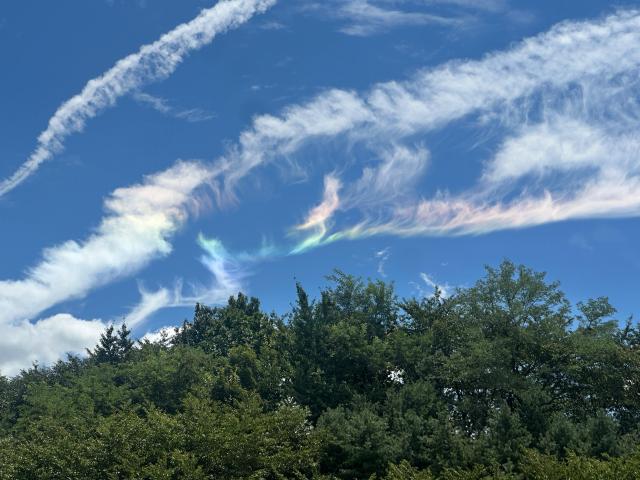 Nube iridiscente ilumina el cielo de Seúl al mediodía: Un paisaje auspicioso