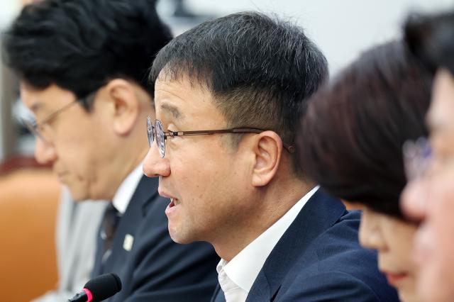 여야 입법 속도 내야 vs 재탕·맹탕 정책 공방