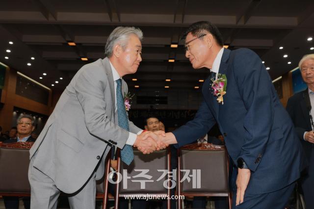 [포토] 악수 나누는 강호동 농협회장·서삼석 국회 농해수위 위원장