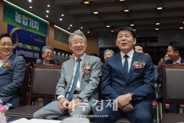 [포토] 밝게 웃는 강호동 회장과 서삼석 농해수위 위원장 (농협 창립 제65주년 기념식)