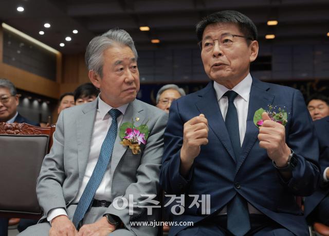 [포토] 대화 나누는 강호동 회장과 서삼석 위원장 (농협 창립 제65주년 기념식)