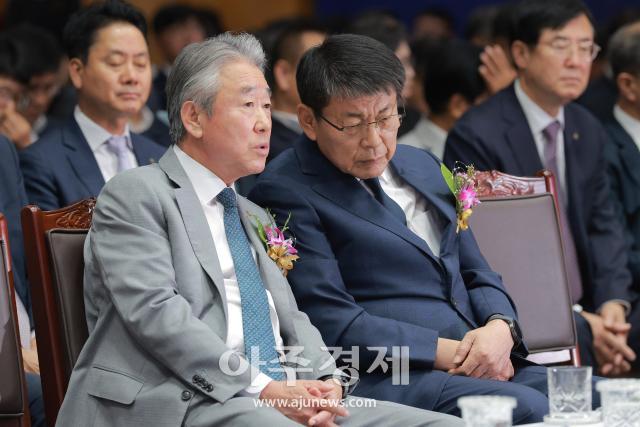[포토] 대화 나누는 강호동 농협중앙회 회장과 서삼석 국회 농해수위원장