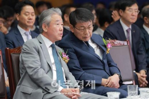 [포토] 대화 나누는 강호동 농협중앙회 회장과 서삼석 국회 농해수위원장