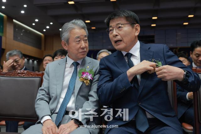 [포토] 농협 창립 제65주년 기념식 참석한 강호동 회장과 서삼석 위원장