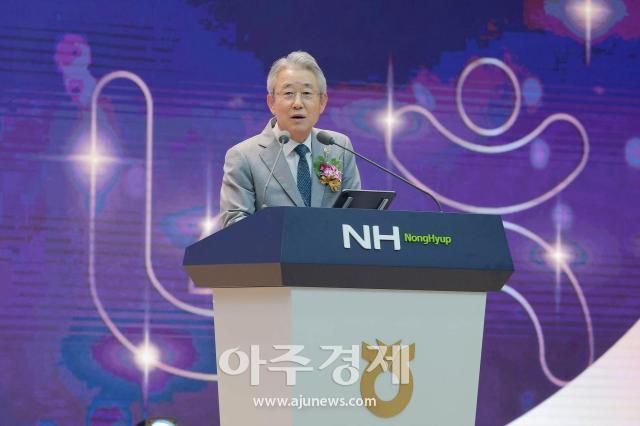 [포토] 농협 창립 제65주년 기념사하는 강호동 회장