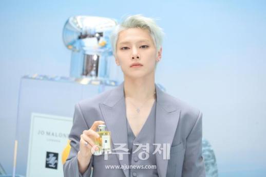 포즈 취하는 스트레이 키즈 아이엔