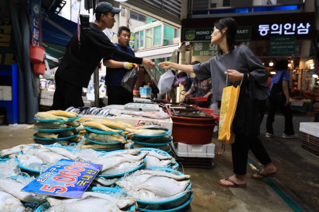 Government moves to stabilize seafood supply amid heat wave