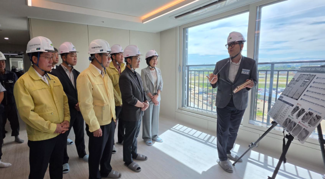 이성훈 한국토지주택공사LH 사장앞줄 왼쪽 두 번째과 김남준 국회의원앞둘 왼쪽 세번째이 인천계양 A2·A3을 찾아 현장을 점검하고 있다 사진LH