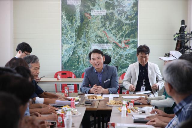 최현덕 시장이 훼손지 복구사업 간담회에서 주민들의 건의사항을 듣고 의견을 나누고 있다 사진남양주시