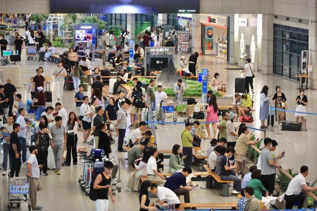 Travelers crowd Terminal 1 at Incheon International Airport in Incheon on July 26 2026 AJP Han Jun-gu
