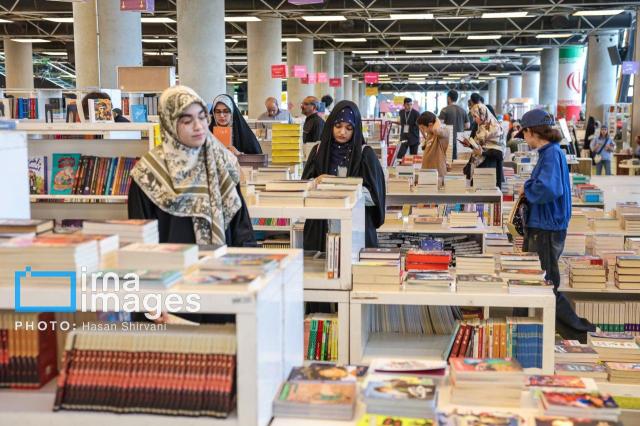 Even during wartime people carry on with their ordinary lives People shop for books in Iran Courtesy of the Embassy of the Islamic Republic of Iran in Seoul