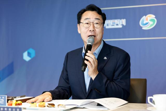 정명근 화성특례시장이 13일 대한민국특례시시장협의회 2026년 제1회 정기회의에서 특례시 발전 방향과 특별법 후속과제에 대해 발언하고 있다 사진화성시
